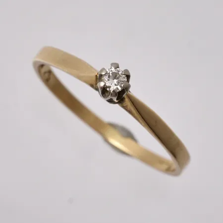 Ring i 18K guld, stl 18½, bredd 1,6-3,4mm, 1st Diamant, 0,09ct enligt gravyr, tillverkad av Guldvaruaktiebolaget G. Dahlgren & Co Ab, år 1976, vikt 1,86g. 