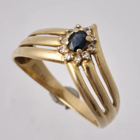  Ring i 18K guld, stl 18¼, bredd 2,1-10mm, 10st vita stenar, 1st blå sten, mått x4mm, tillverkad av Guldfynd, vikt 2,8g.