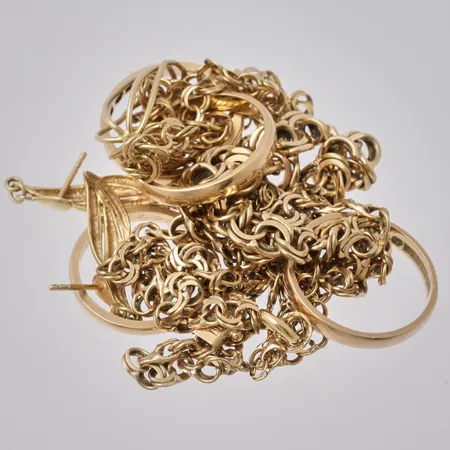 Diverse defekt guld, 18K, vikt 39,92g.