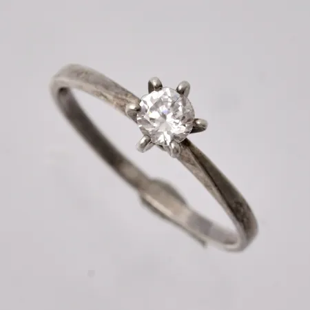 Ring i silver, stl 18½, bredd 1,7-6,8mm, 1st vit sten, mått Ø4,4mm, 925/1000, vikt 1,59g.
