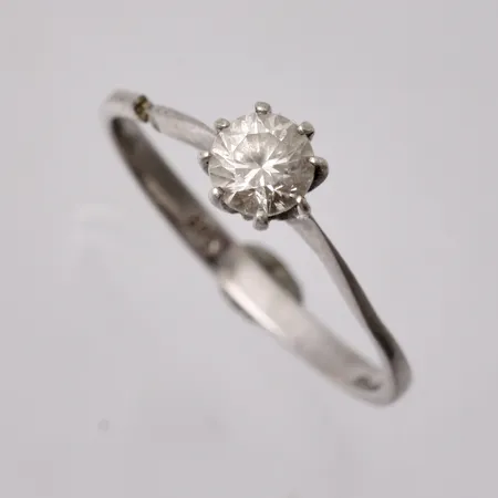  Ring i silver, stl 16½, bredd 1,95-5,3mm, 1st vit sten, mått Ø4,5mm, 835/1000, trasig skena, vikt 1,15g.