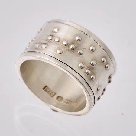 Ring i silver, stl 18, bredd 12,8mm, Efva Attling, Make Love Not War, 925/1000, vikt 11,71g.