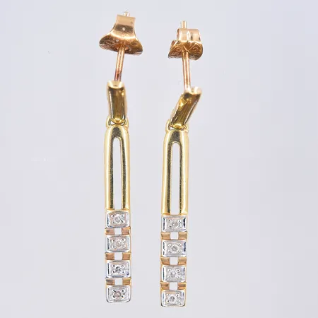 Ett par örhängen, längd 30 mm, bredd 3 mm, 18K. Vikt: 2,5 g