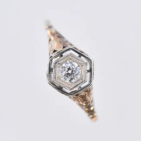 Ring med gammalslipad diamant ca 0,16ctv, stl 16¾, bredd 1 mm, 14K. Vikt: 2,1 g