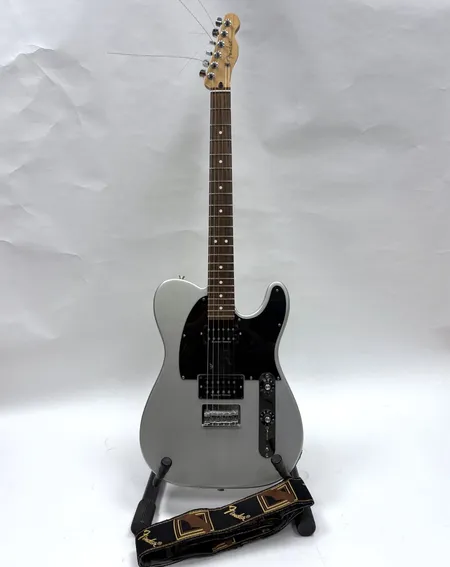Elgitarr Fender, Telecaster, Made in Mexico, 2st Seymour Duncan mikrofon, Ghost silver, serienummer MX11091846, axelband bruksslitage medföljer, mjukt fodral ej original.   Skickas med Bussgods eller PostNord