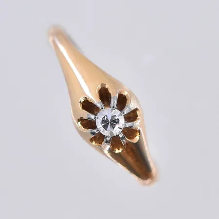 Ring med diamant 0,03ctv, stl 15¾, bredd 2-6 mm, graverad, 18K. Vikt: 1,7 g