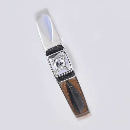 Ring med diamant 0,02ctv, stl 15½, bredd 2-3 mm, vitguld, graverad, 18K. Vikt: 1,7 g