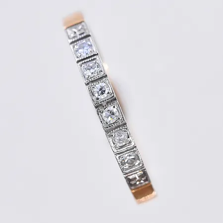 Ring med diamanter 6x0,01ct, stl 16, bredd 2 mm, 18K. Vikt: 2,2 g