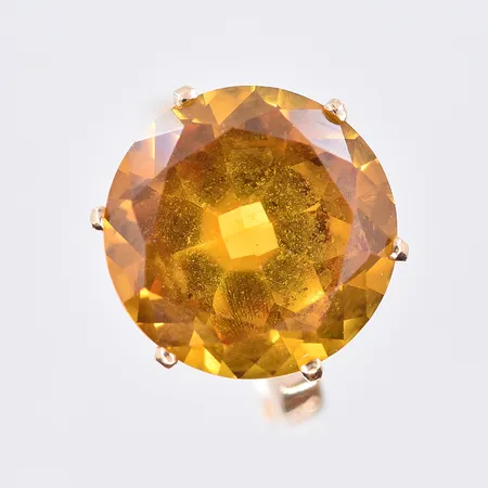 Ring med orange sten, stl 15½, bredd skena 2 mm, graverad, 18K. Vikt: 6,8 g