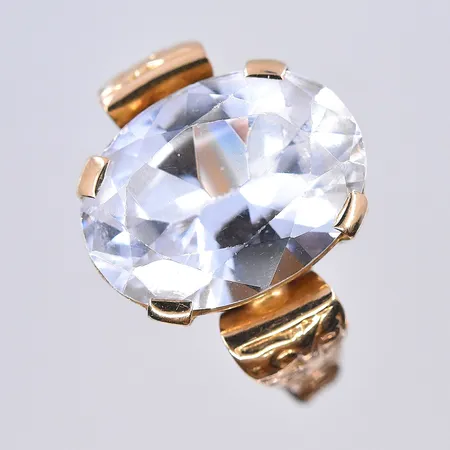 Ring med vit sten, stl 17¼, bredd skena 2 mm, 18K. Vikt: 4,3 g