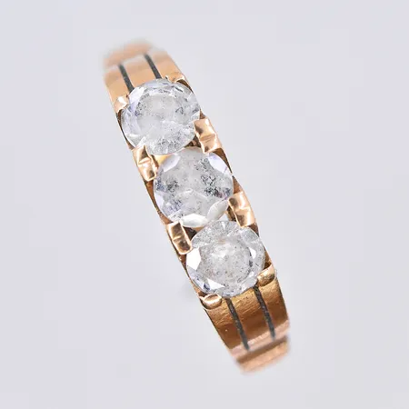 Ring med vita stenar, stl 19¼, bredd 2-4 mm, 18K. Vikt: 3,3 g