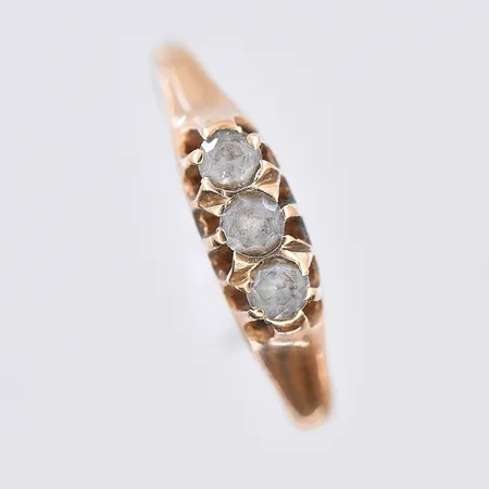 Ring med vita stenar, stl 18½, bredd 1-5 mm, 18K. Vikt: 2,9 g