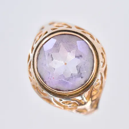 Ring med ljuslila sten, stl 17, bredd 2-15 mm, 18K. Vikt: 4 g