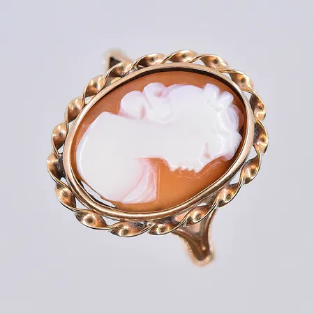 Ring med Camé, stl 15¾, bredd skena 2 mm, 18K. Vikt: 2,8 g
