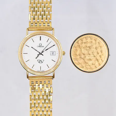 Herrur Omega, quartz, datum, Ø33 mm, graverad boett, lös boett, 18K, fungerar ej vid testtillfället, stållänk. Bruttovikt 53,1g.