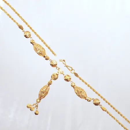 Collier, längd 72cm, hänge längd 7cm, defekt trasig vid lås, 21K  Vikt: 26,4 g