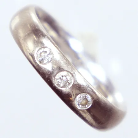Ring vitguld, gravyr, diamanter 3x0,06, totalt 18ct enligt gravyr, 18k  Vikt: 6,2 g
