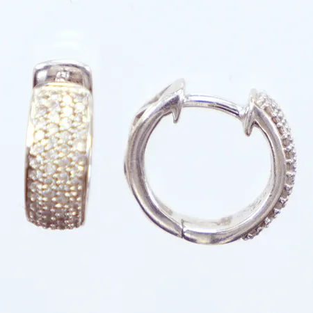 Ett par örhängen vitguld Guldfynd, Ø12,diamanter ca, 80x0,005ct, 18k Vikt: 3,5 g