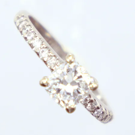 Ring diamanter 1x ca:0,80ct Radiant slipning, W/ P, 14x0,01ct, Ø16½, vitguld, 18k  Vikt: 2,7 g