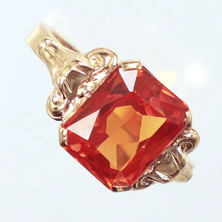 Ring, orange sten, troligtvis syntetisk, Asp Juvelerare Och Guldsmed Gustav 	 Hedemora, år 1952, Ø18, 18k Vikt: 5,4 g