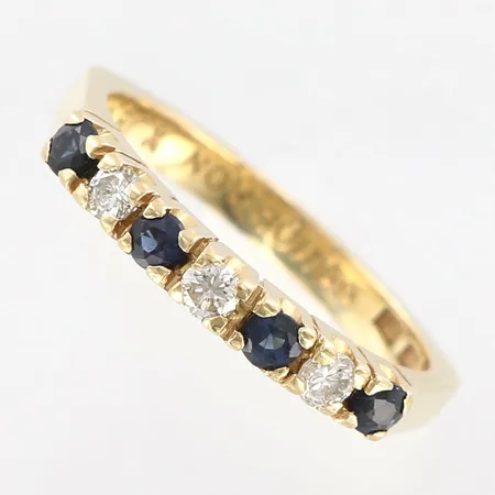 Ring med diamanter 3st ca 0,15ctv och blå stenar, stl 18, bredd 3mm, gravyr, 18K Vikt: 4 g