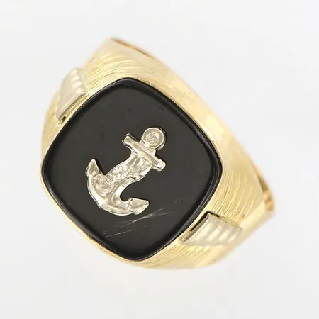 Klackring med svart sten, stl 20½, bredd 16mm, gul/vitguld, bruksslitage, repor på sten, 18K Vikt: 8,1 g