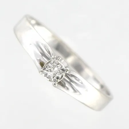 Ring med diamant ca 0,02ct, stl 16¼, bredd 4,5mm, vitguld, i behov av rodiering, 18K Vikt: 1,7 g