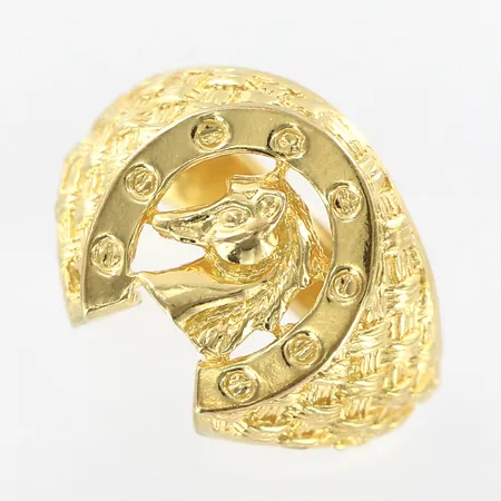 Ring med hästmotiv, stl 18¾, bredd 17,5mm, öppen skena, 18K Vikt: 10,5 g
