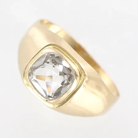 Ring med vit sten, stl 18¼, bredd 10mm, Ceson Guldvaru Ab, Göteborg 1967, skev skena, 18K Vikt: 2,6 g