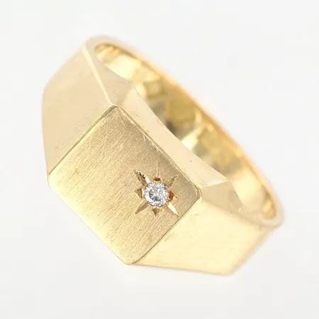 Klackring med diamant ca 0,03ct, stl 19½, berdd 10mm, gravyr, 18K Vikt: 6,1 g