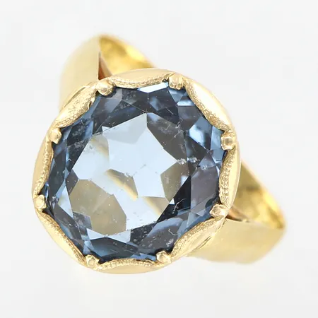 Ring med blå sten, stl17½, bredd 16mm, skev skena, gravyr, 18K Vikt: 7,8 g