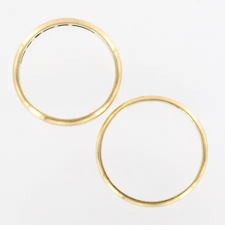 Två ringar, stl 20-21¼, bredd 2-3mm, gravyr, 18K Vikt: 6,8 g