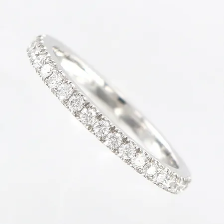 Ring med diamanter 22st ca 0,22ctv, stl 15¾, bredd 2mm, Guldfynd, vitguld, i behov av rodiering, 18K Vikt: 2,3 g