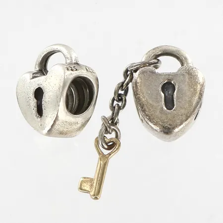 Två berlocker Pandora, lås med förgylld nyckel samt lås utan nyckel, silver 925/1000 Vikt: 5,1 g