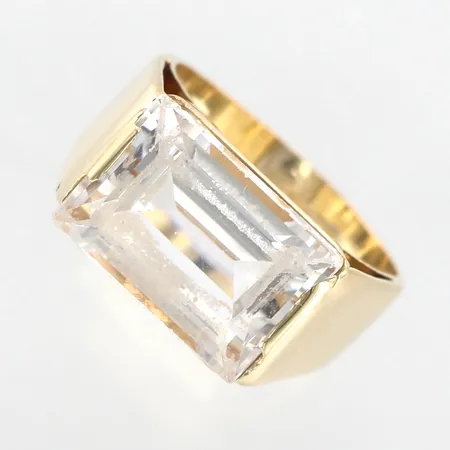 Ring med vit sten,16¼, bredd 10mm, skev skena, 18K  Vikt: 6,7 g