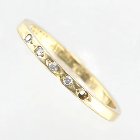 Ring med diamanter 4st ca 0,04ctv, stl 16, bredd 1,5mm, defekt, en diamant saknas, 18K  Vikt: 1,4 g