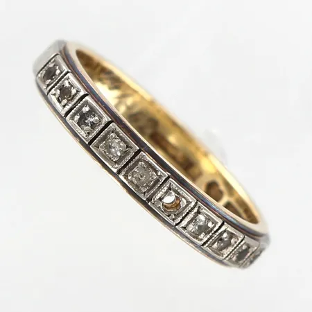 Ring med stenar, stl 17¼, bredd 3,5mm, gul/vitguld, defekt, en sten saknas, gravyr, 18K Vikt: 4,2 g