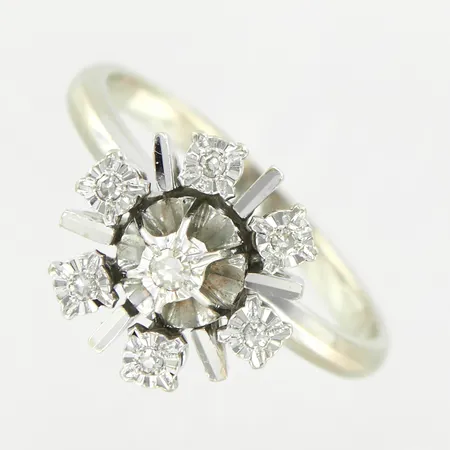 Ring med diamanter 7st ca 0,07ctv 8/8-slipade, stl 16¾, bredd 12mm, vitguld, i behov av rodiering, gravyr, 18K Vikt: 3,6 g