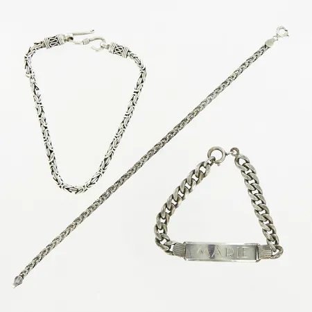 Tre armband, defekter, gravyr, silver  Vikt: 33,6 g