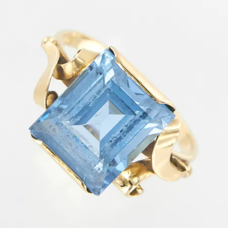 Ring med blå sten, stl 17¾, bredd 13mm, 18K Vikt: 4,4 g