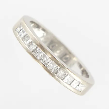 Ring med diamanter 11st ca 0,33ctv, stl 17¼, bredd 3,5mm, vitguld, i behov av rodiering, gravyr, 18K Vikt: 5,5 g