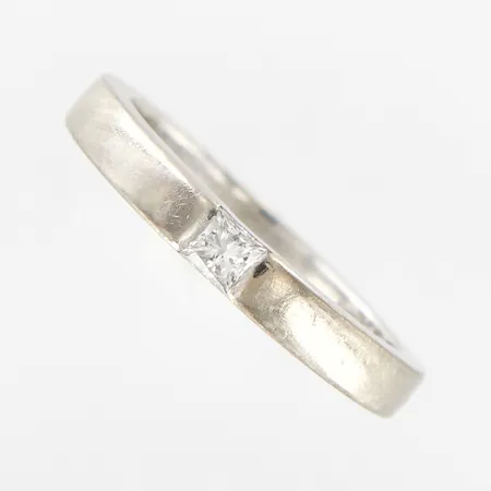 Ring med diamant 0,10ct, stl 17¼, bredd 3mm, vitguld, i behov av rodiering, gravyr, 18K Vikt: 5 g