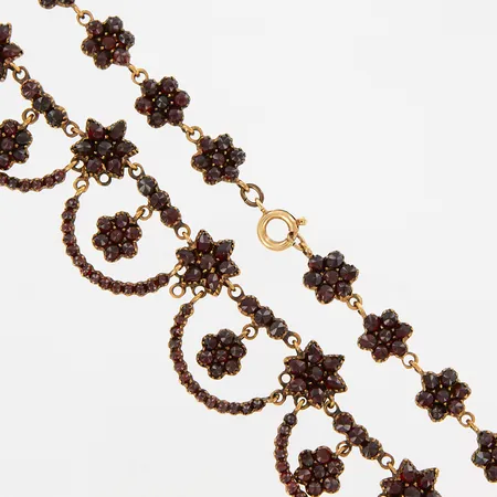 Collier med granater, ca 39cm, bredd ca 8mm-23mm, en granat saknas, gulmetall Vikt: 0 g