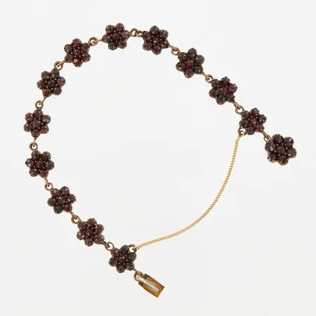 Armband med granater, ca 17cm, bredd ca 8mm, gulmetall, säkerhetskedja i 18K, brv: 7,7 gram  Vikt: 7,7 g