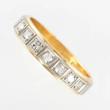 Ring med diamanter 7x0,02ct, stl 16¼, bredd ca 3,5mm, 18K Vikt: 3,7 g