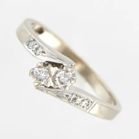 Ring vitguld med diamanter 0,18ct enligt gravyr, stl 16½, bredd ca 2-5mm, behov av omrodinering, 18K Vikt: 3,4 g