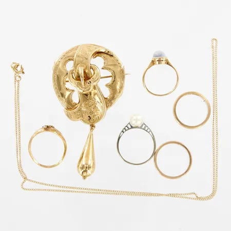 5 ringar, 1 kedja, 1 brosch, gravyrer, defekter, lös pärla, 18K Vikt: 19,9 g
