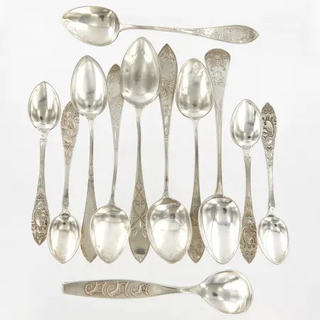 12 skedar, olika storlekar och modeller, silver  Vikt: 101 g