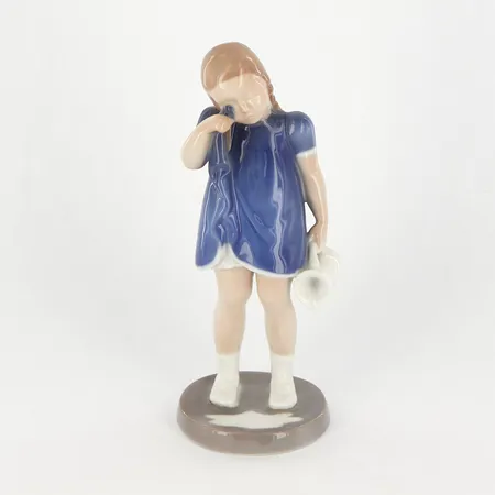 Figurin Bing o& Grøndahl, Spildt mælk, Design: Claire Weiss, nr 2246, Höjd 17,5cm, smärre glasyrdefekt på ena benet 