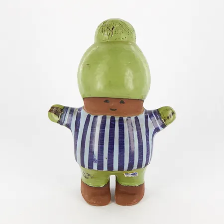 Figurin, Kalle ur serien Larsons ungar, Lisa Larson för Gustavsberg, höjd ca 18cm, bredd ca 13,5cm, glaserat stengods, signerad samt etikettmärkt 